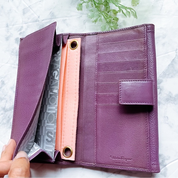 SOLD! Salvatore Ferragamo Gancini Leather bifold wallet 💜 - Picture 7 of 9